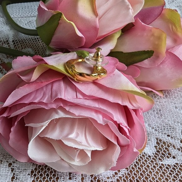 Vintage Monet Gold-tone half swirl stud pierced earrings - Picture 5 of 7